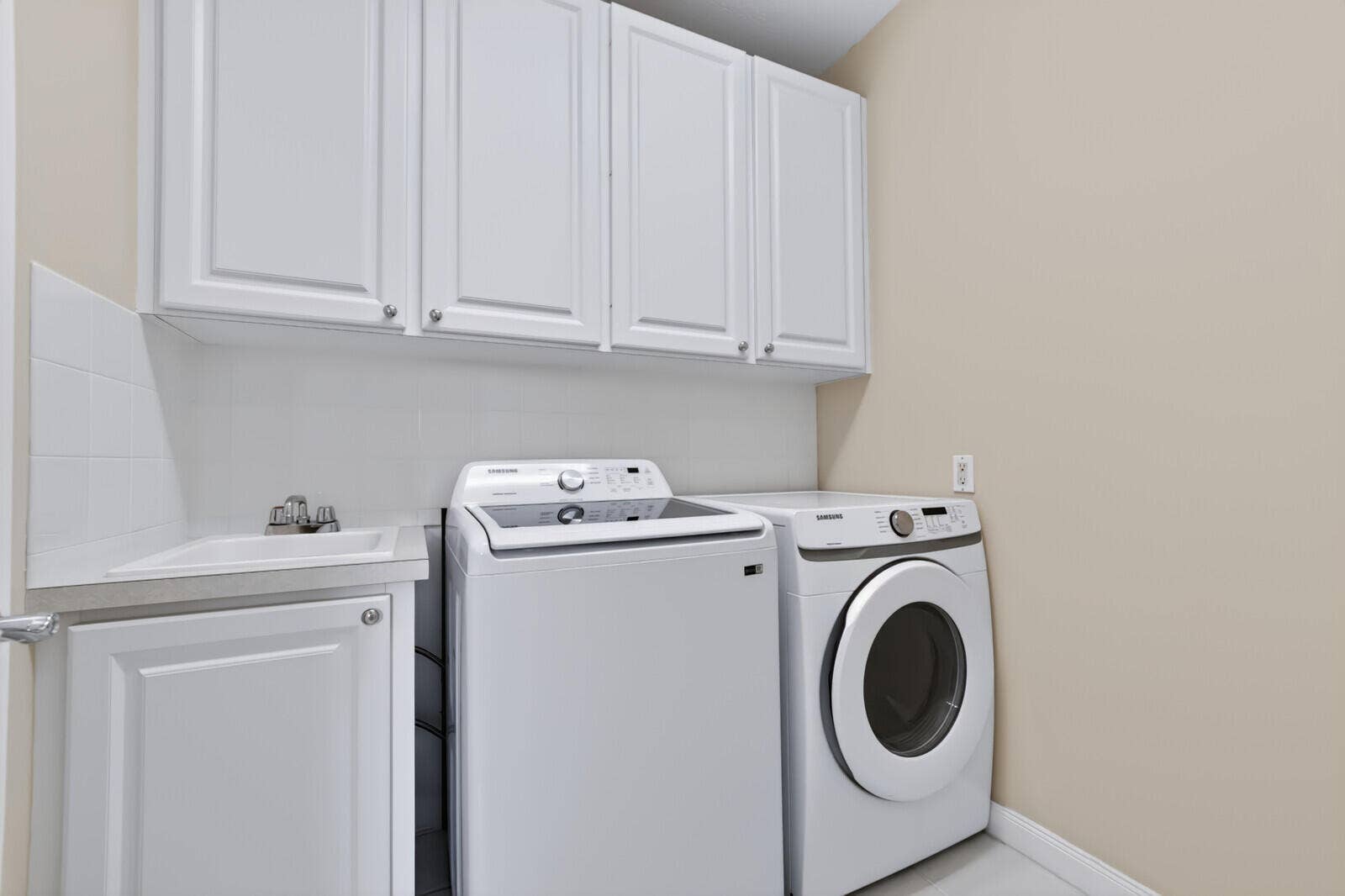 3846 Greenway Drive, Jupiter, FL 33458 Upstairs laundry