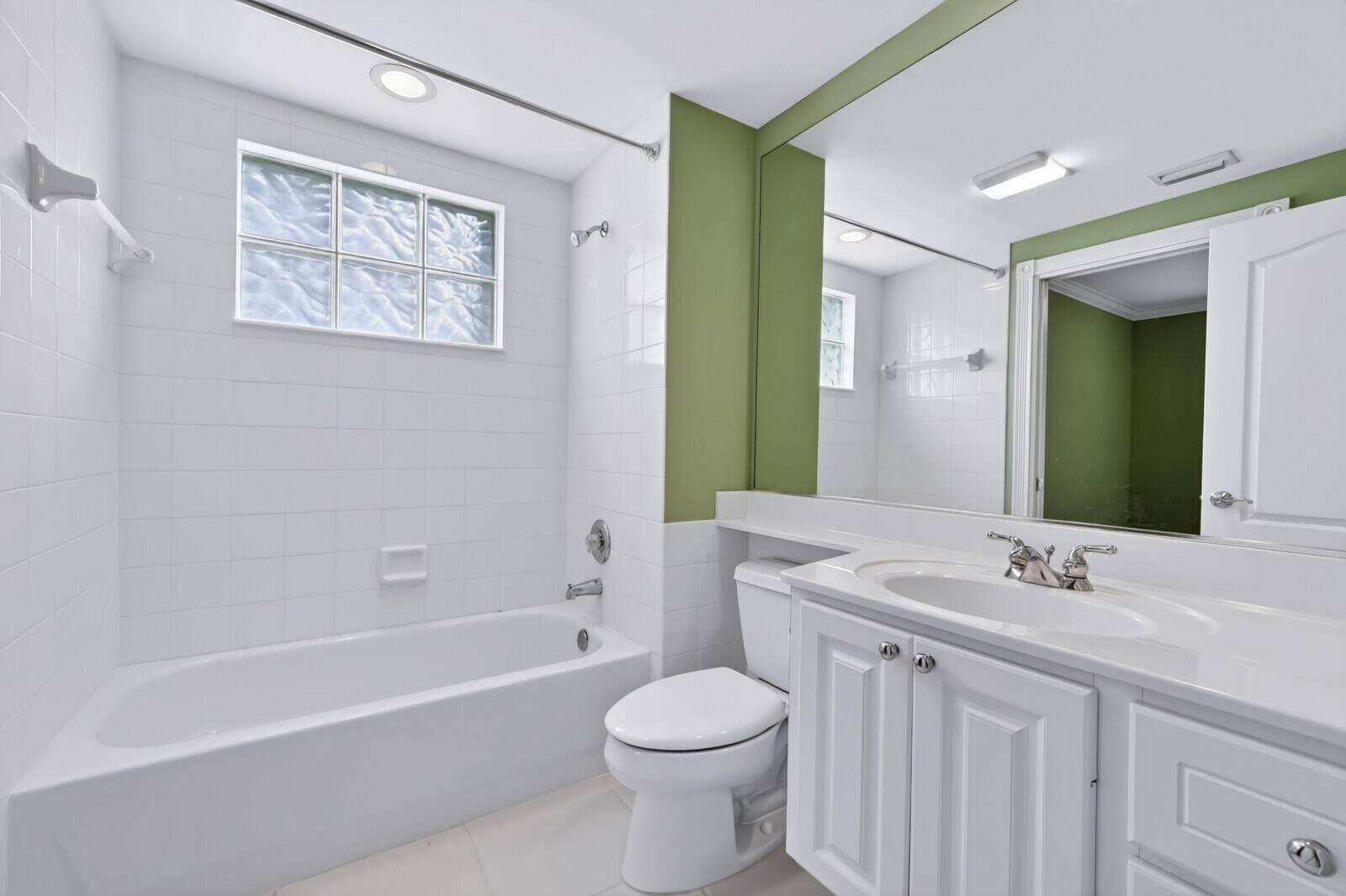 3846 Greenway Drive, Jupiter, FL 33458 1st floor full bath