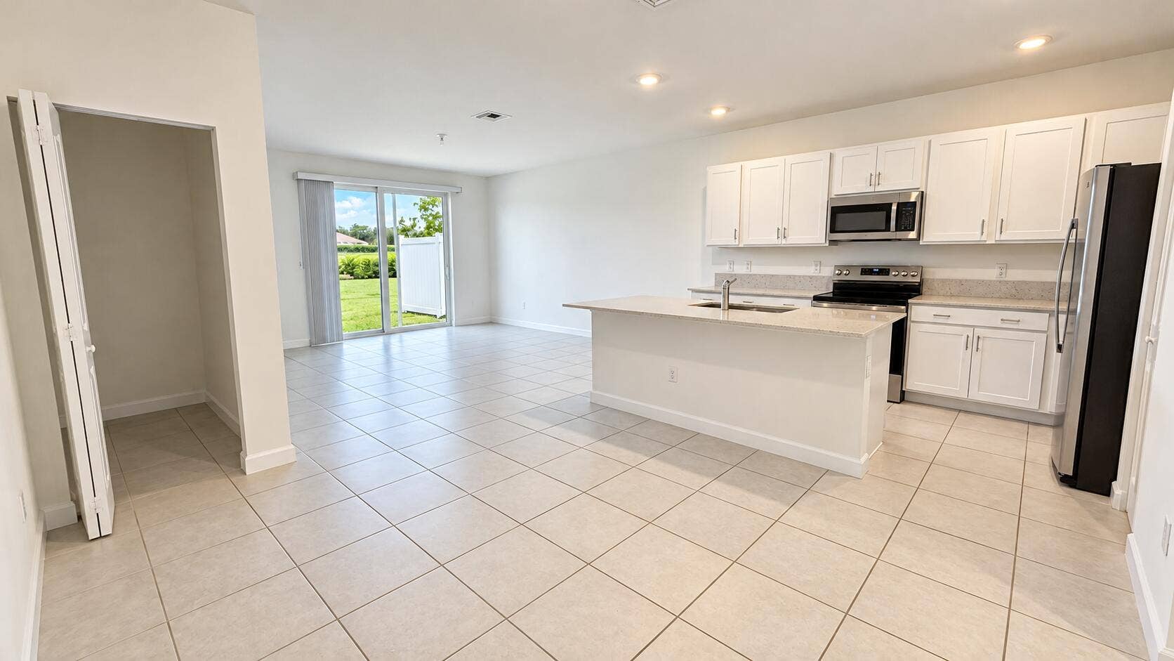 636 SE Lake Falls Street, Port St Lucie, FL 34984 Cocina_y_Sala_03