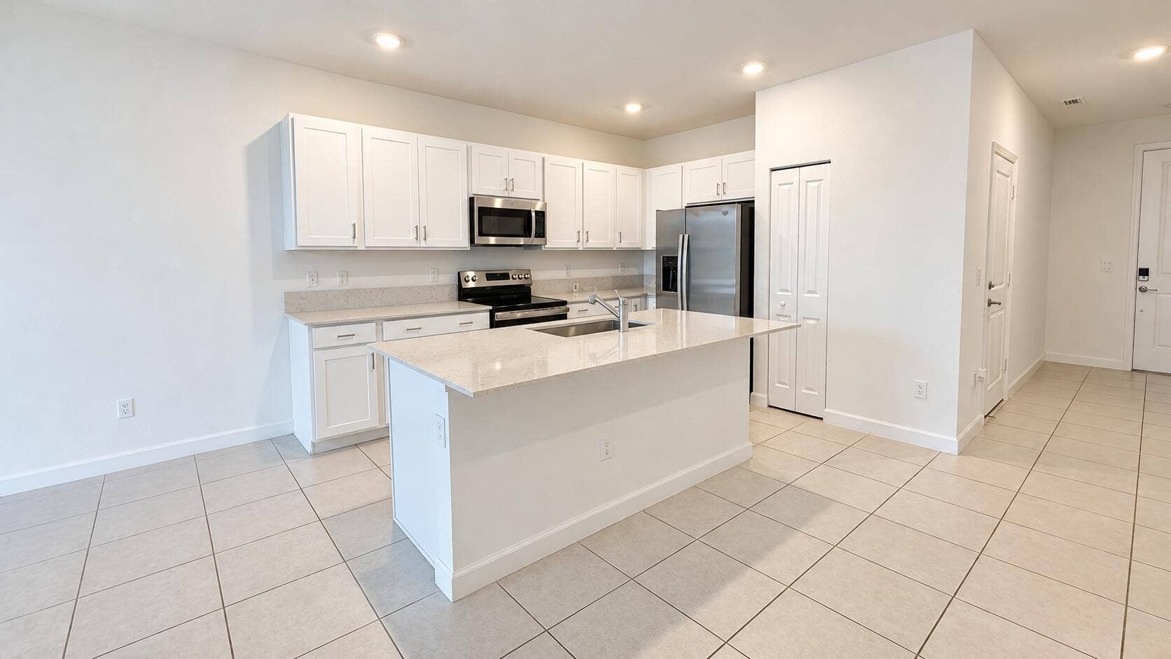 636 SE Lake Falls Street, Port St Lucie, FL 34984 Cocina_y_Sala_01