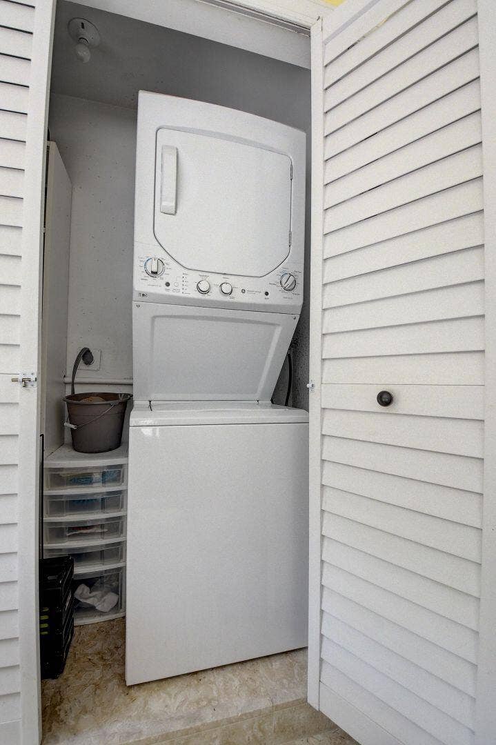 1920 S OCEAN Boulevard, #2-D, Delray Beach, Delray Beach, FL 33483 Washer and dryer