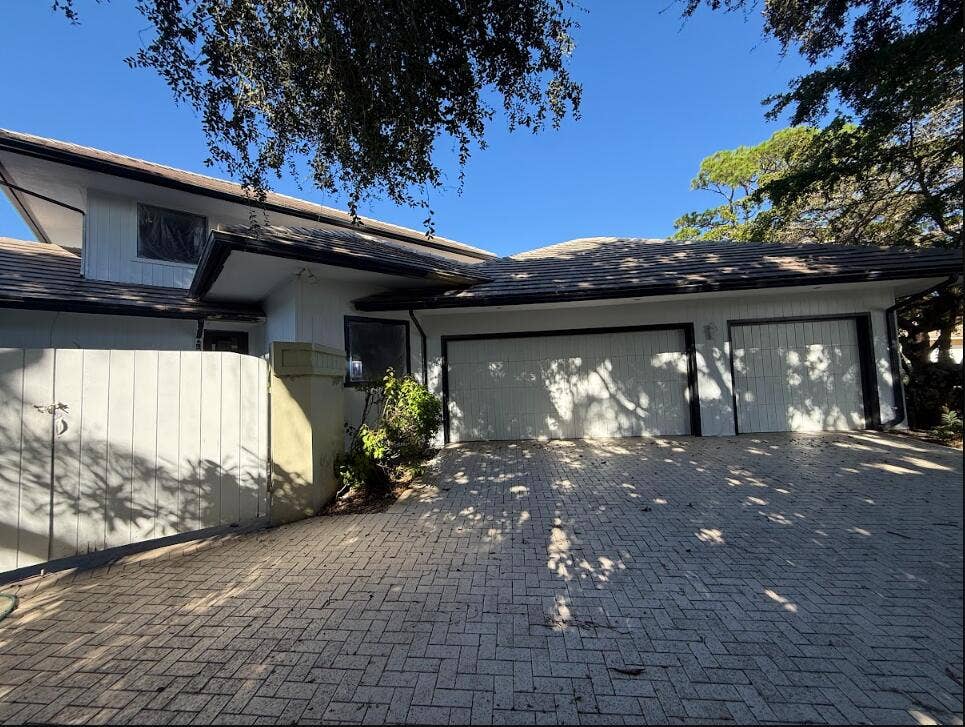 6500 SE WINGED FOOT Drive, Stuart, FL 34997 Garages