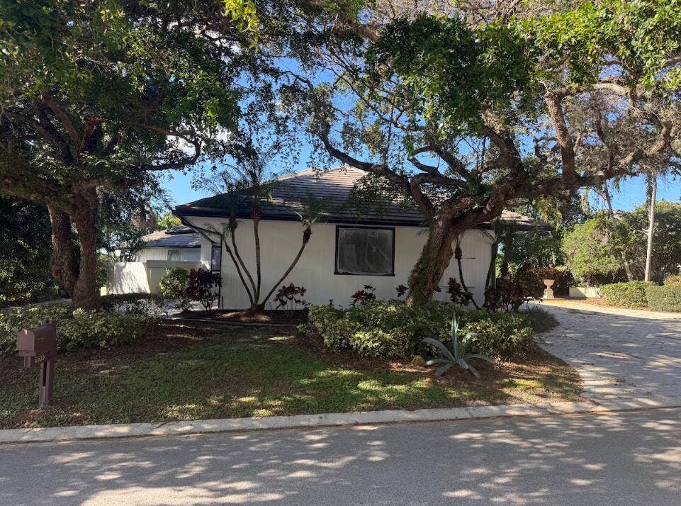 6500 SE WINGED FOOT Drive, Stuart, FL 34997 Side of Home