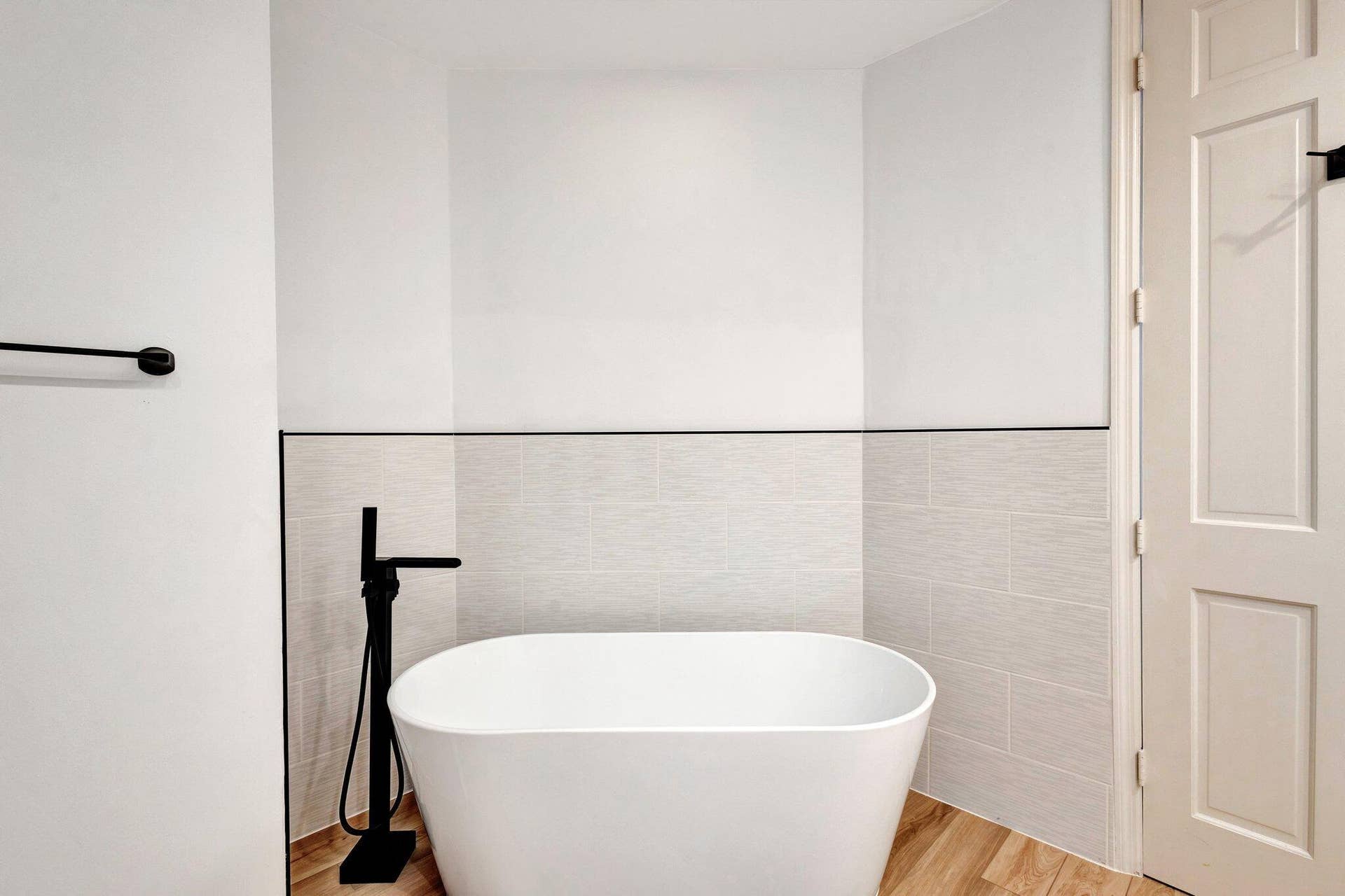 2526 NW 52ND Street, Boca Raton, FL 33496 Downstairs main bathroom tub