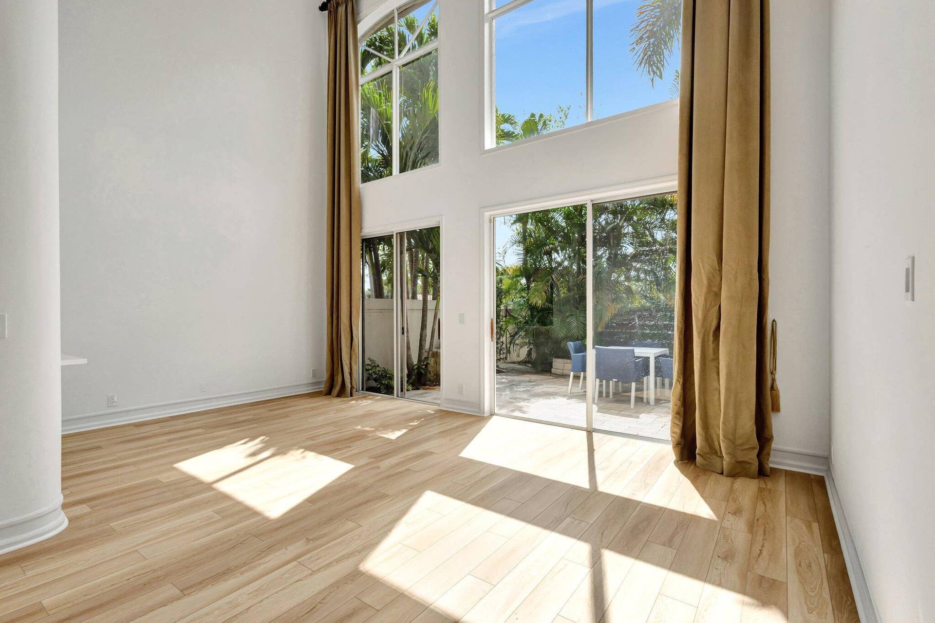 2526 NW 52ND Street, Boca Raton, FL 33496 Dinng area and family room