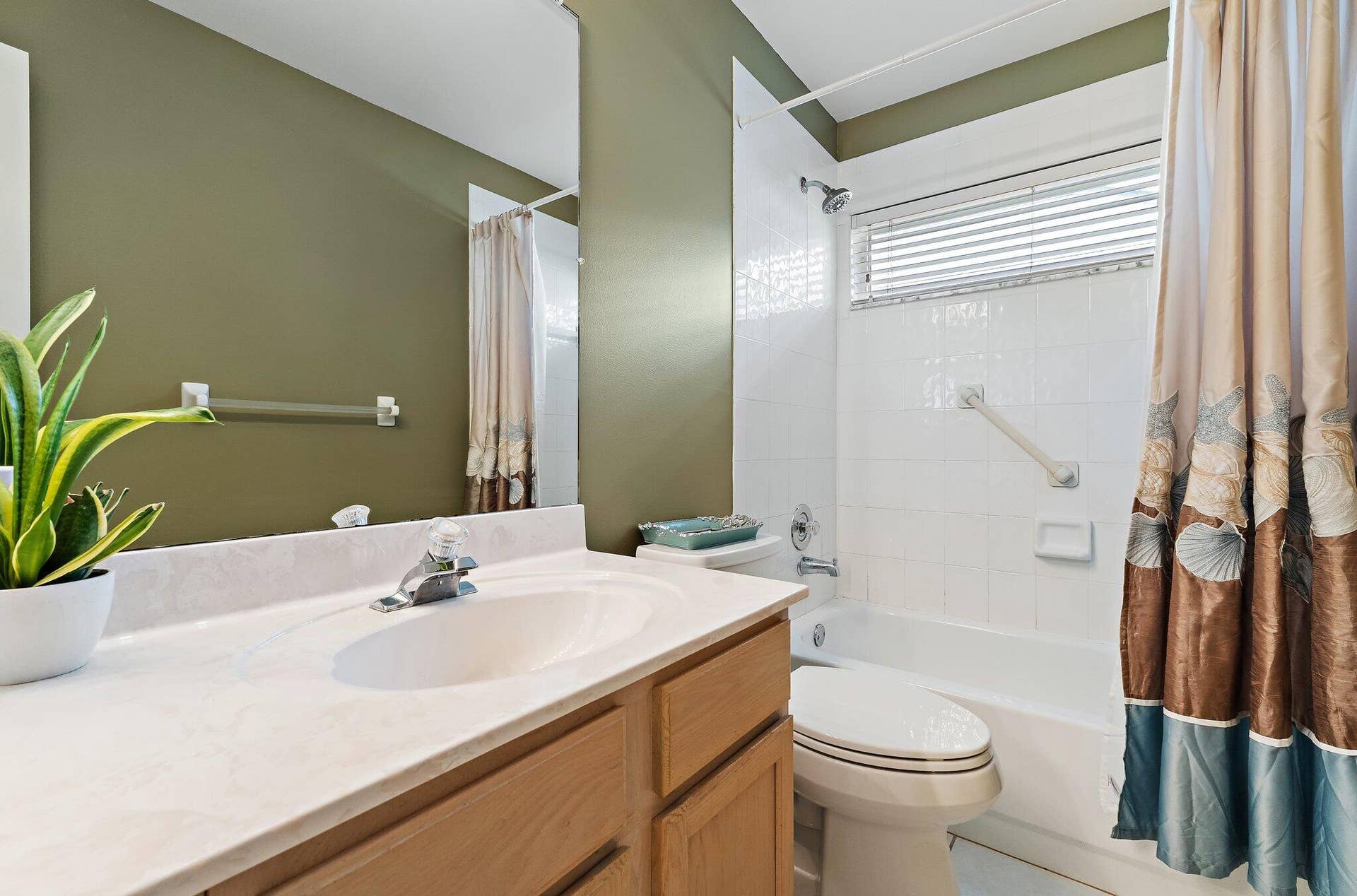 6037 Foster Street, Jupiter, FL 33458 Guest bathroom vanity and tub.