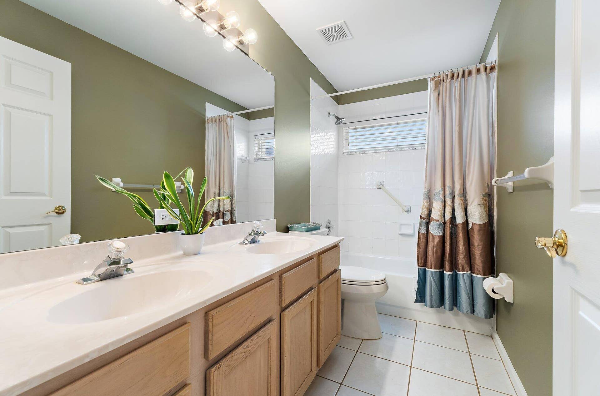 6037 Foster Street, Jupiter, FL 33458 Guest bathroom with a vanity and tub with shower.