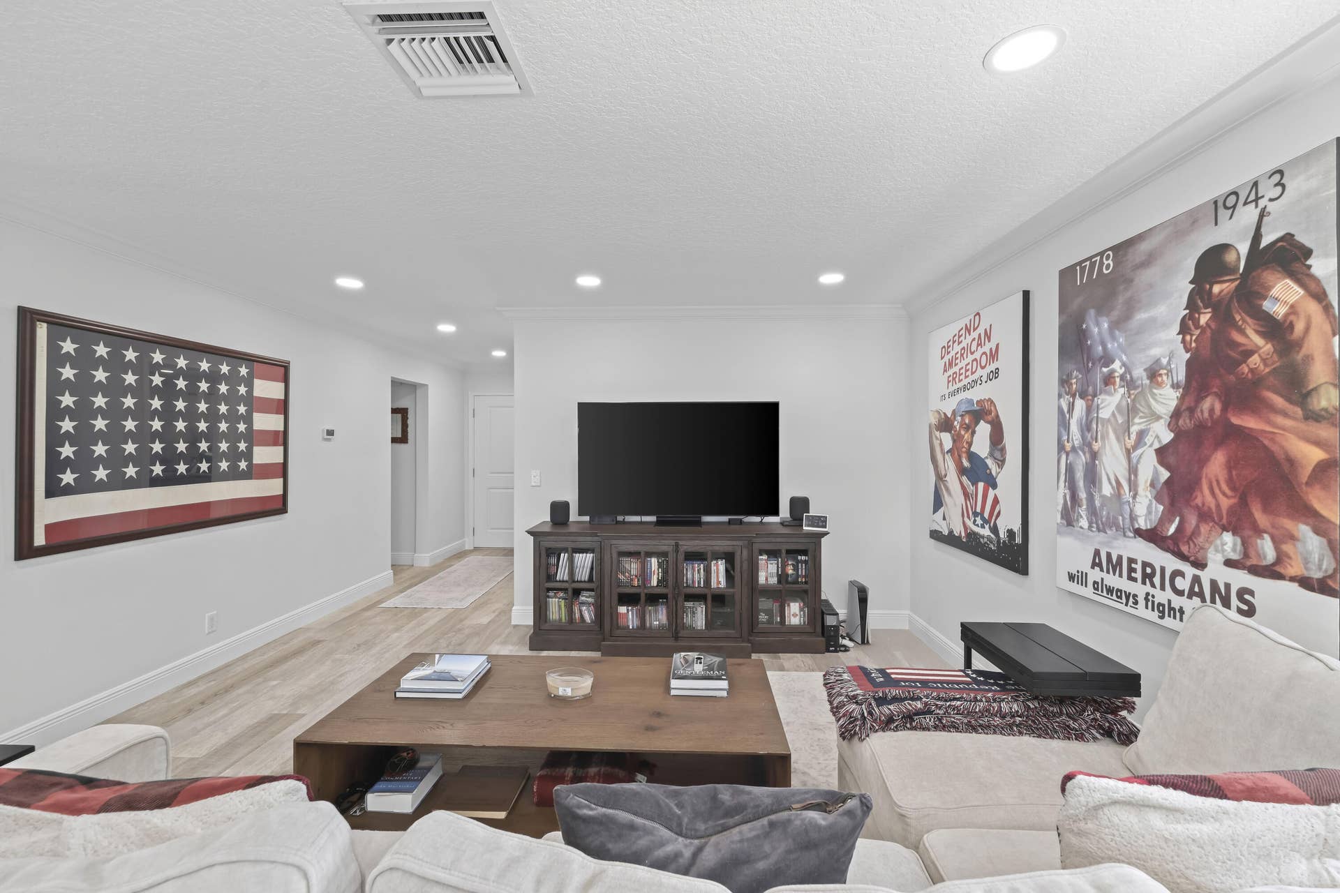 137 Clubhouse Boulevard, Atlantis, FL 33462 Living area featuring wood-finish flooring, recessed lighting, and neutral wall tones