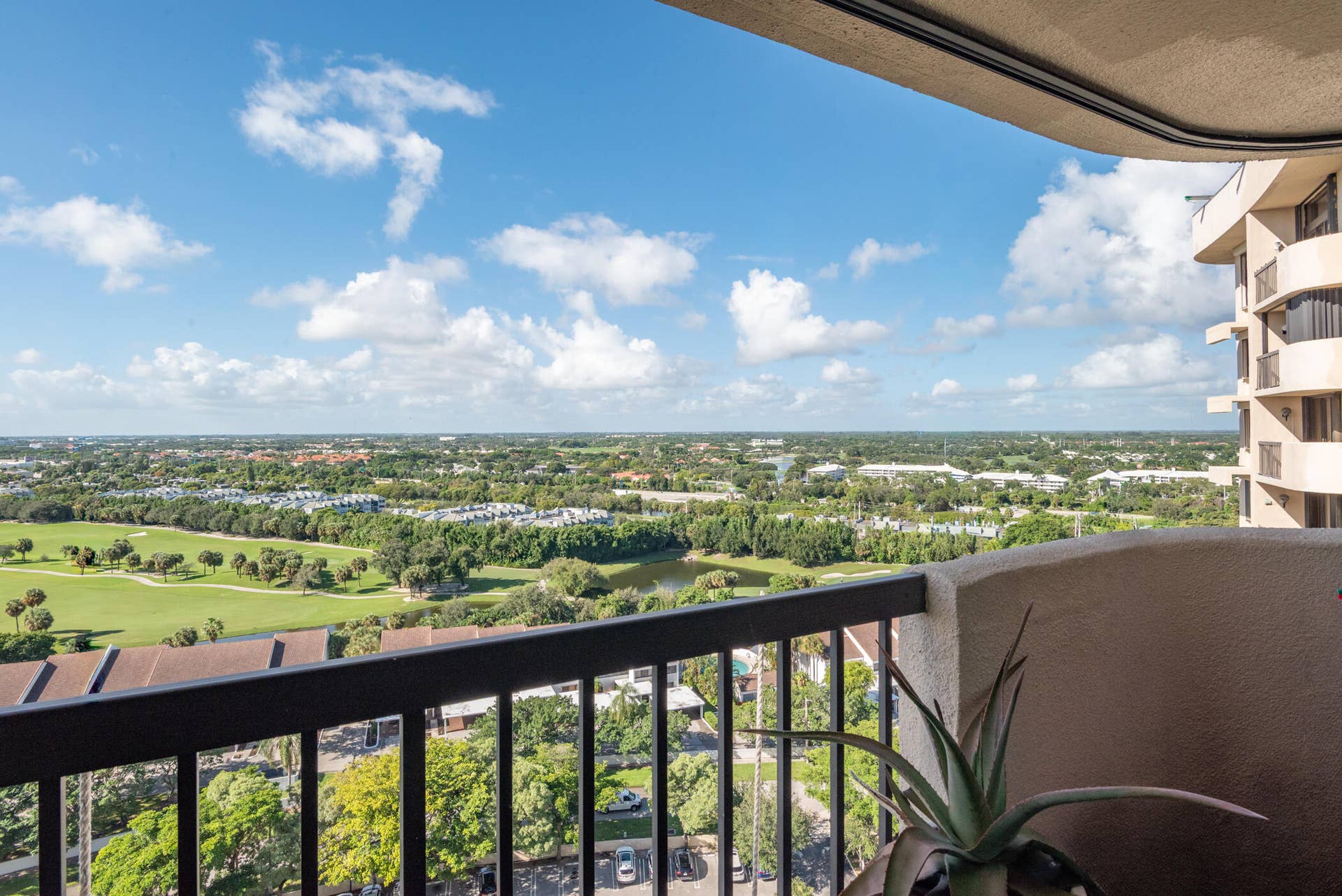 2480 Presidential Way 010