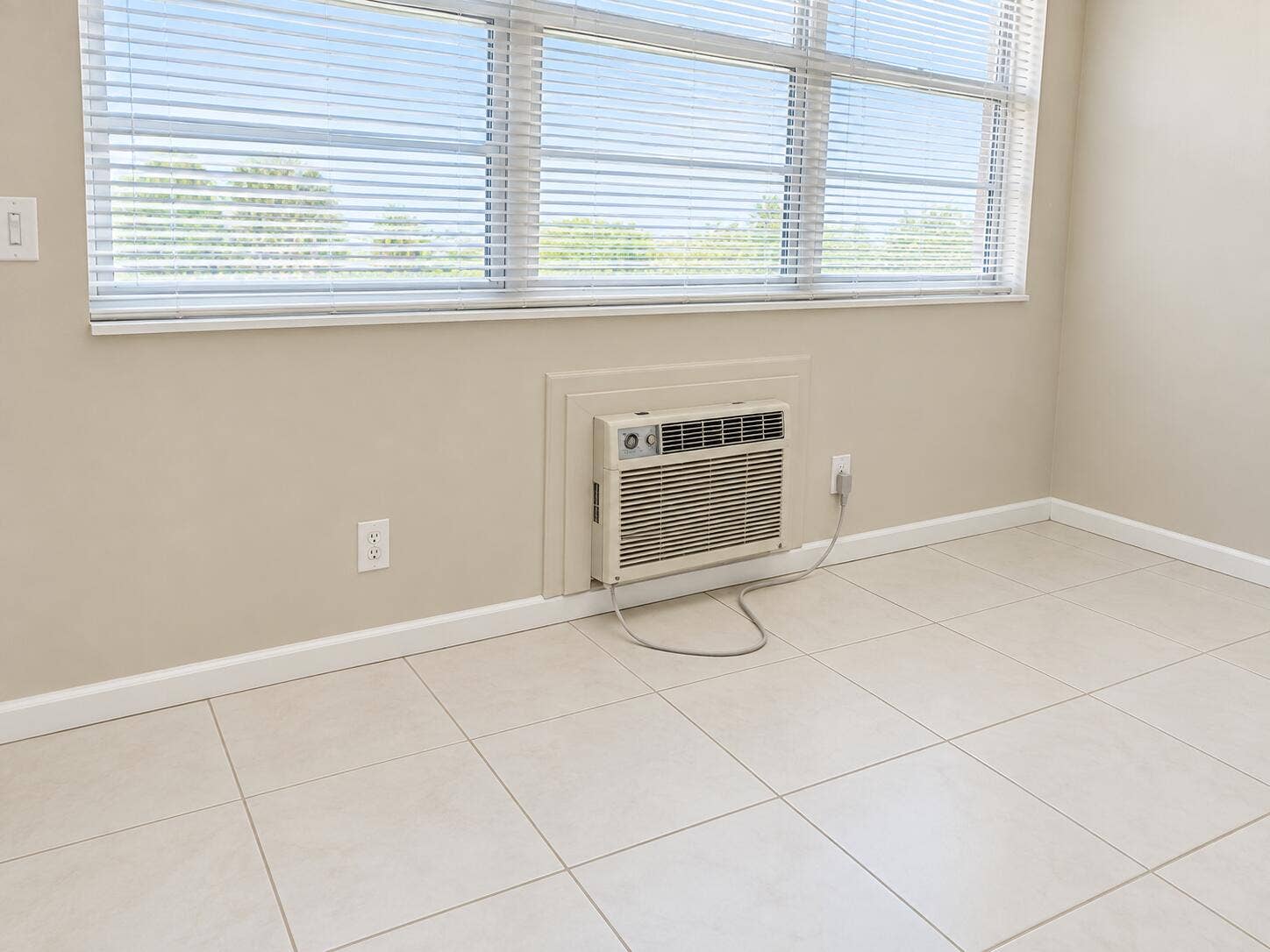 198 MARKHAM J, Deerfield Beach, Deerfield Beach, FL 33442 LIVING ROOM