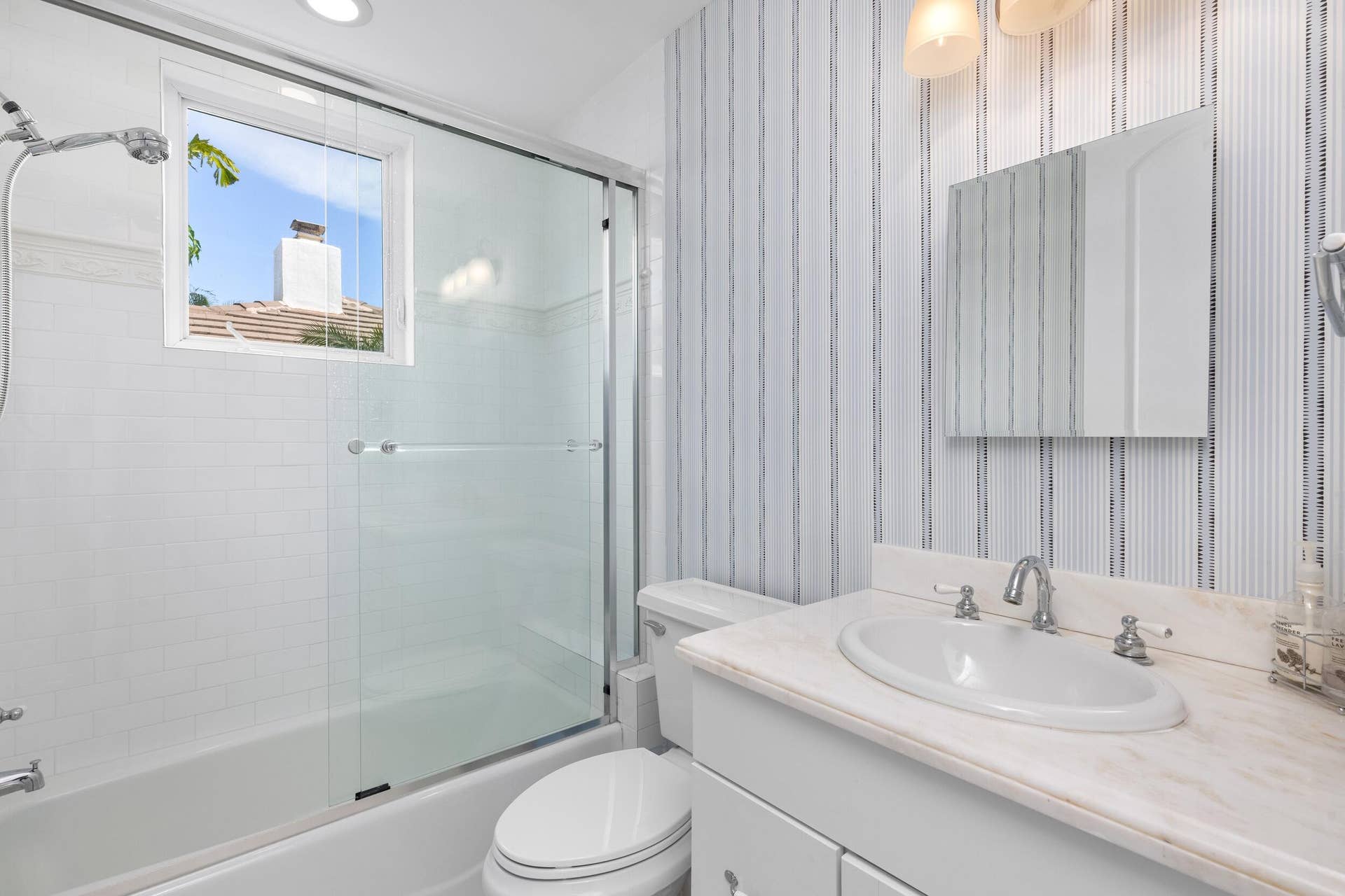 6917 S Flagler Drive, West Palm Beach, FL 33405 Guest Bath