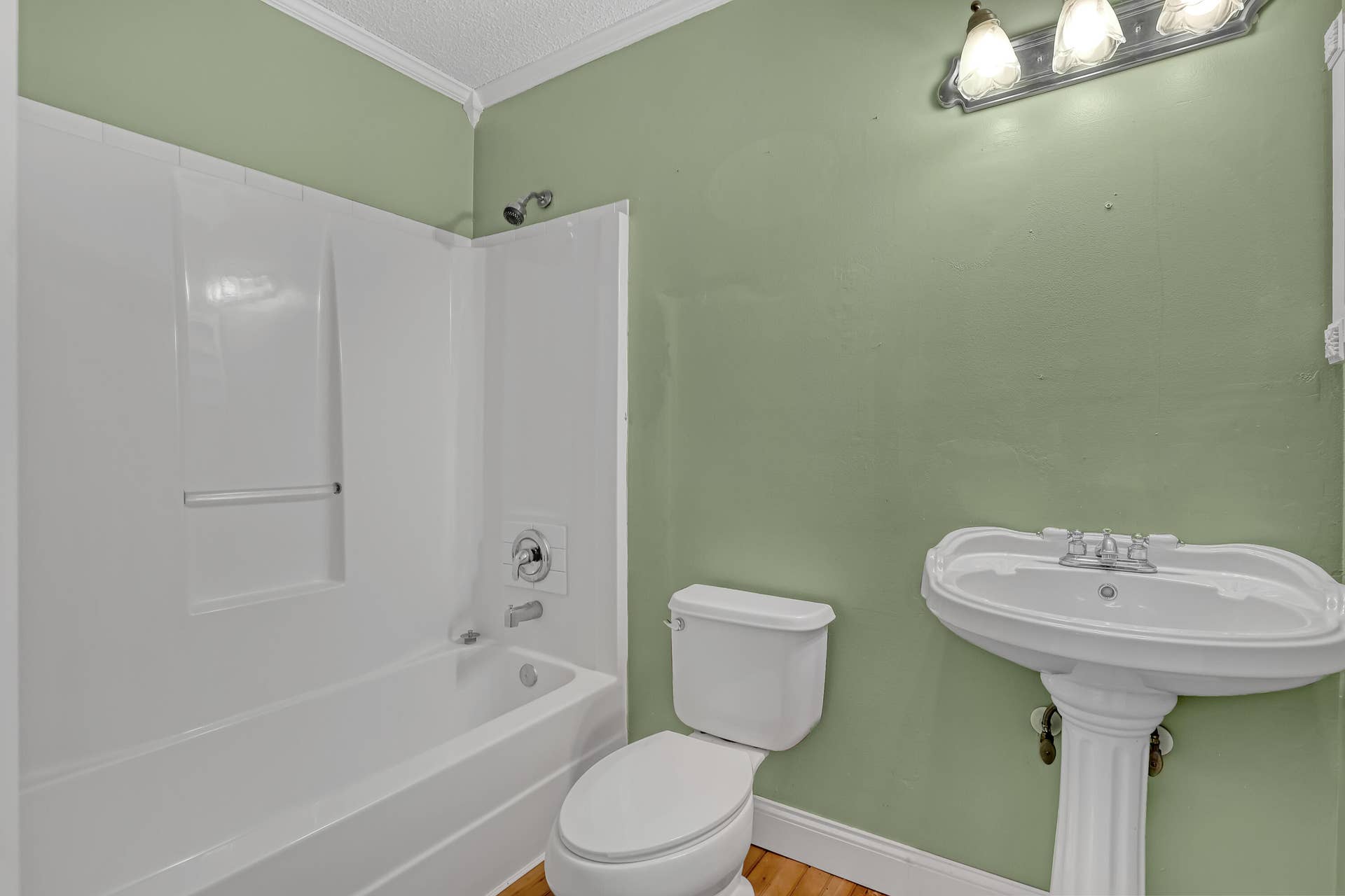 Upstairs full bath
