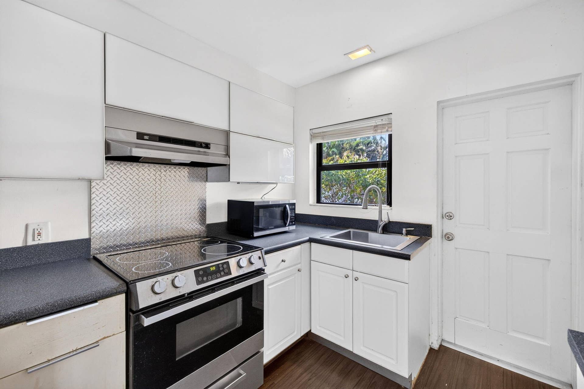1515 NE 16TH Street, Fort Lauderdale, FL 33304 51-web-or-mls-699A2660