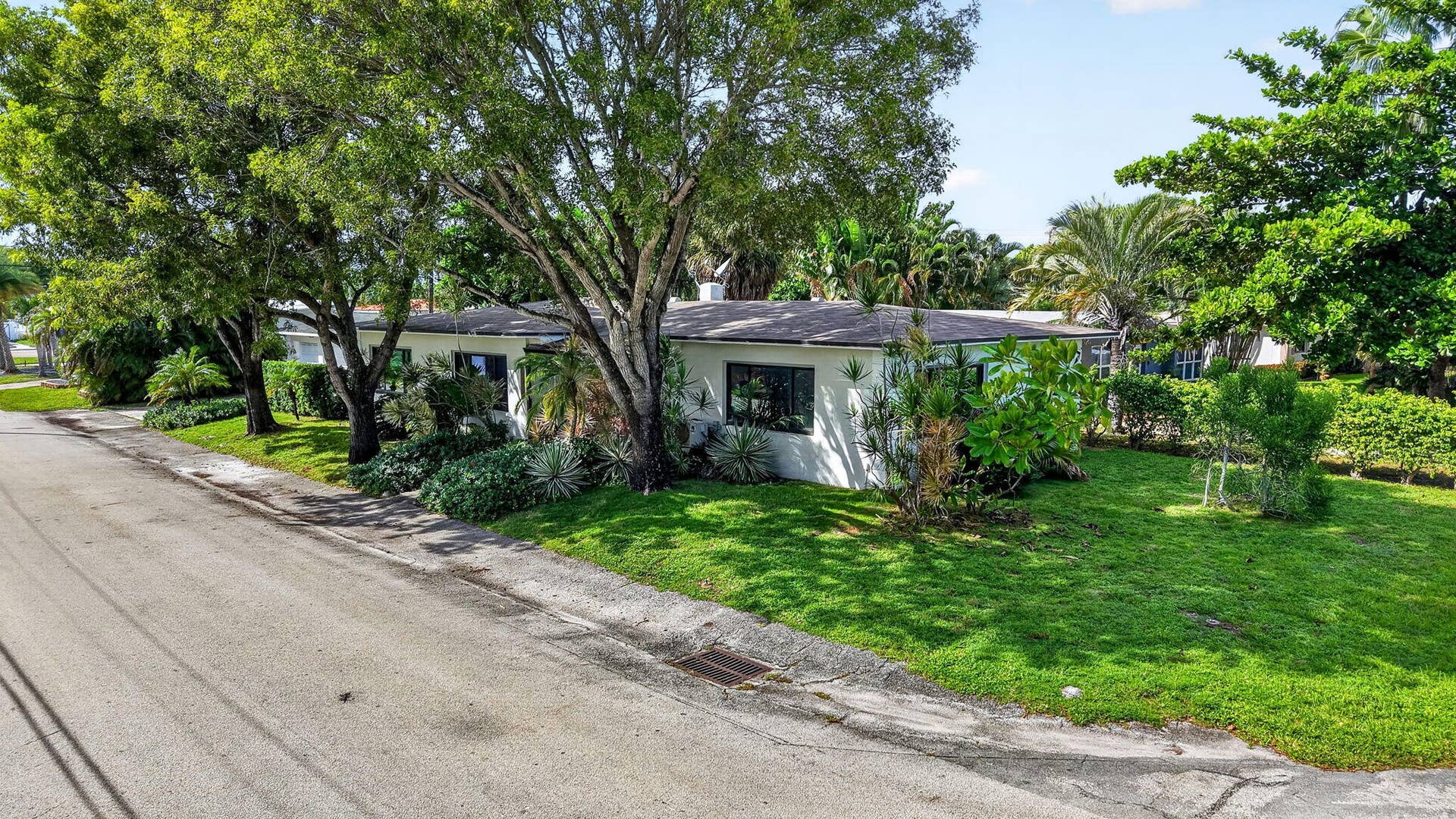 1515 NE 16TH Street, Fort Lauderdale, FL 33304 89-web-or-mls-DJI_20261019150825_0905_D