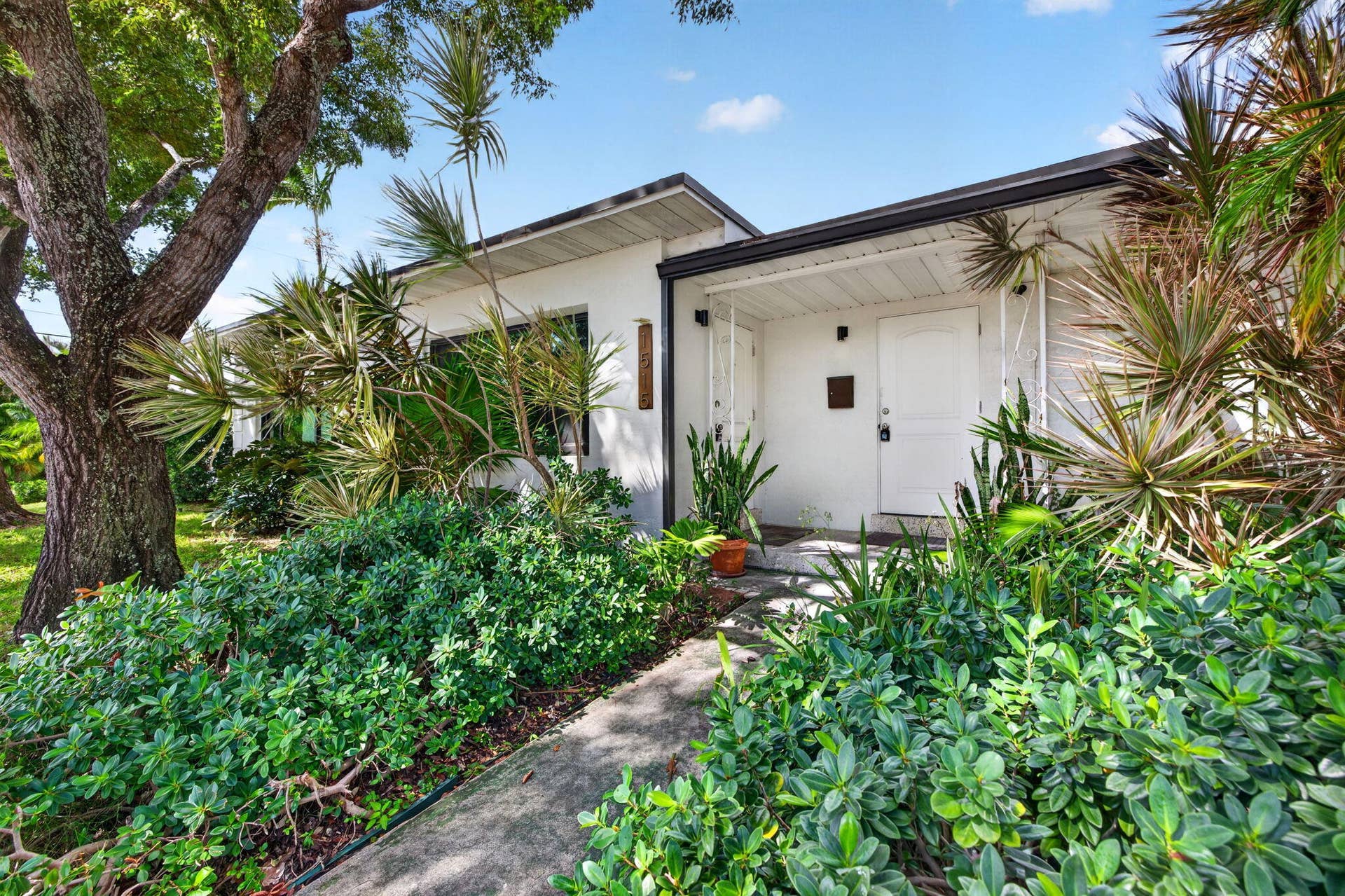 1515 NE 16TH Street, Fort Lauderdale, FL 33304 5-web-or-mls-699A2175