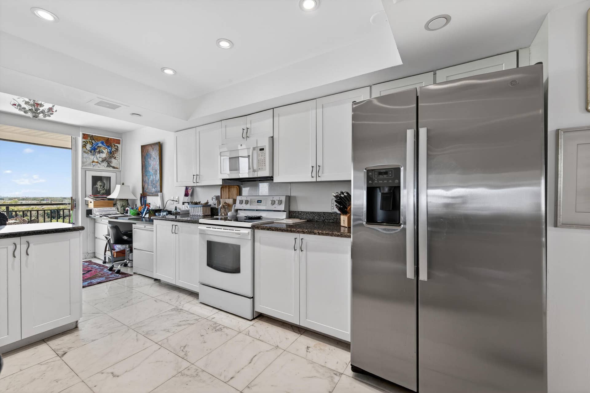 2427 PRESIDENTIAL Way, #803, West Palm Beach, FL 33401 Kitchen