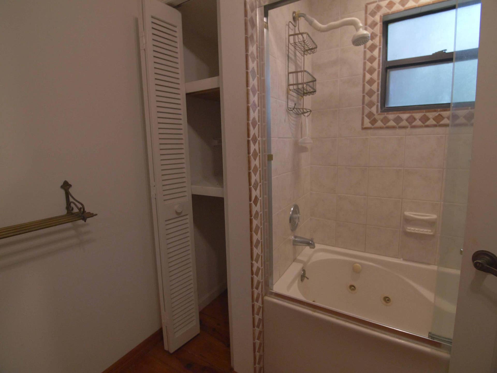 17032 130TH Avenue N, Jupiter, FL 33478 Spa jets Downstairs Primary FULL Bathroom