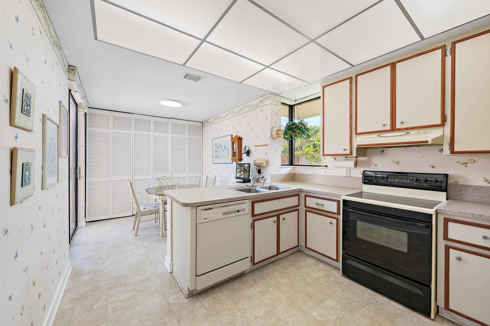 275 Old Meadow Way-3