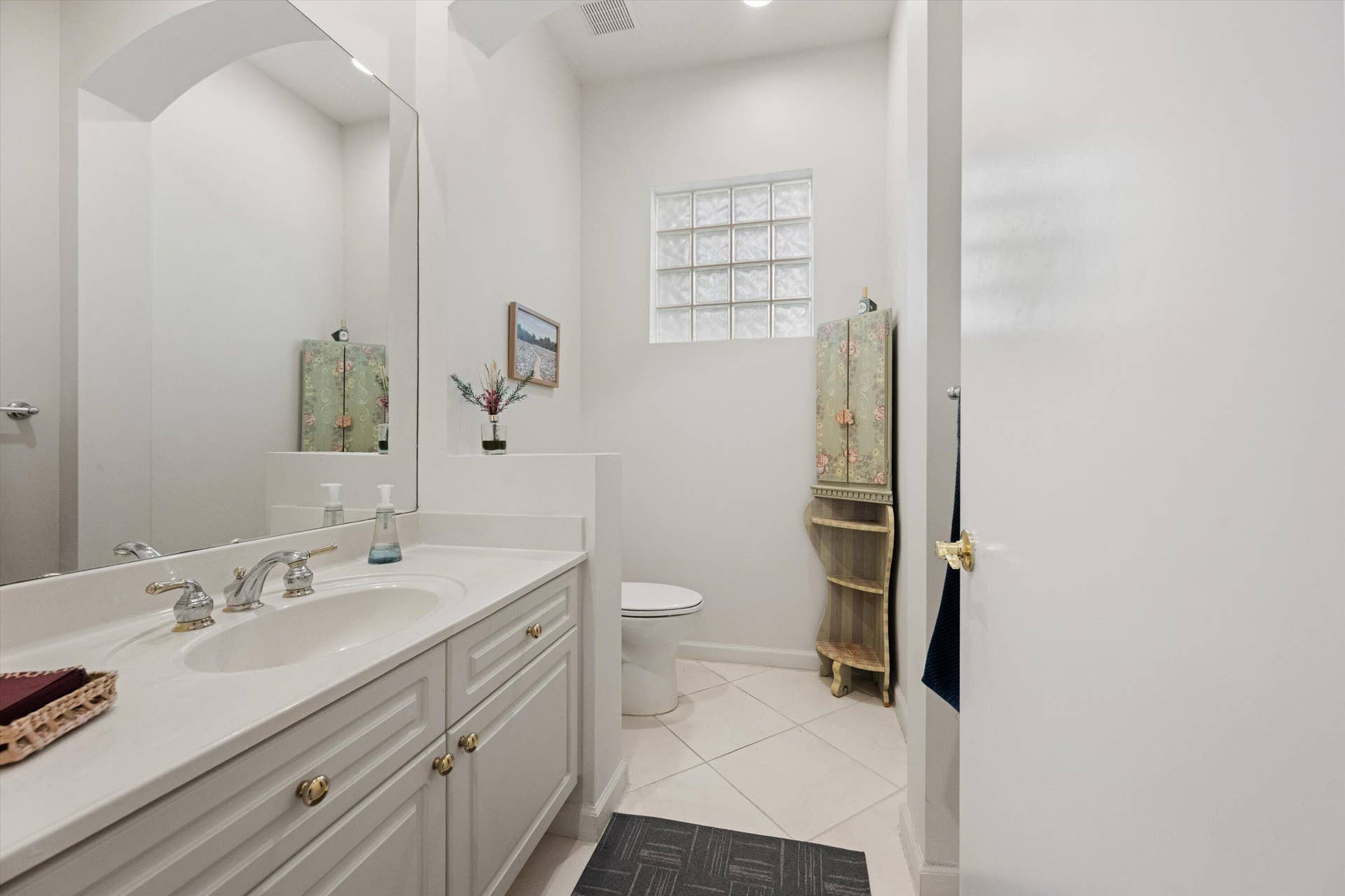 4017 Manchester Lake Drive, Lake Worth, FL 33449 Powder Room