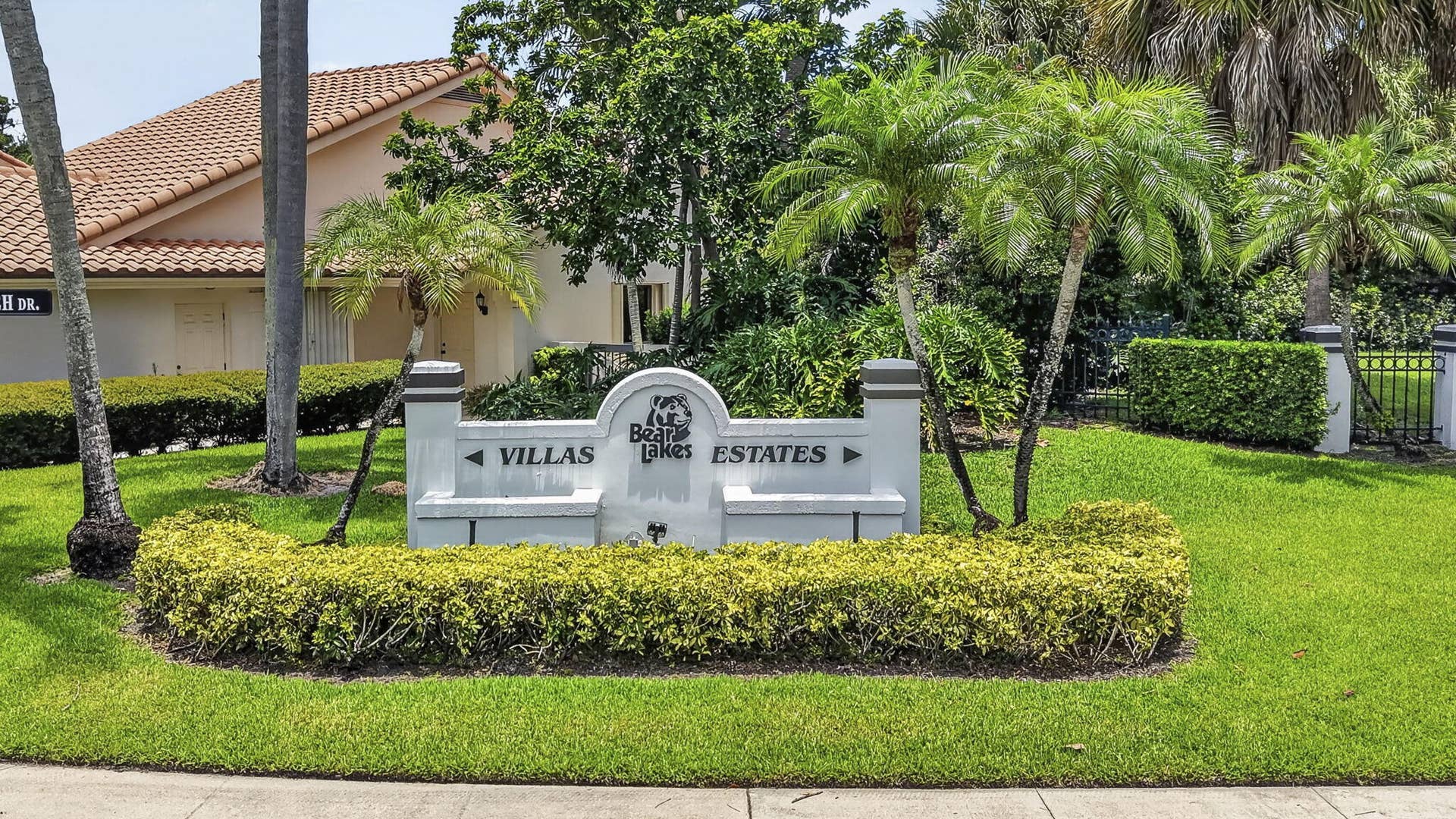 2624 Mohawk Circle, West Palm Beach, FL 33409 Bear Lakes Estates