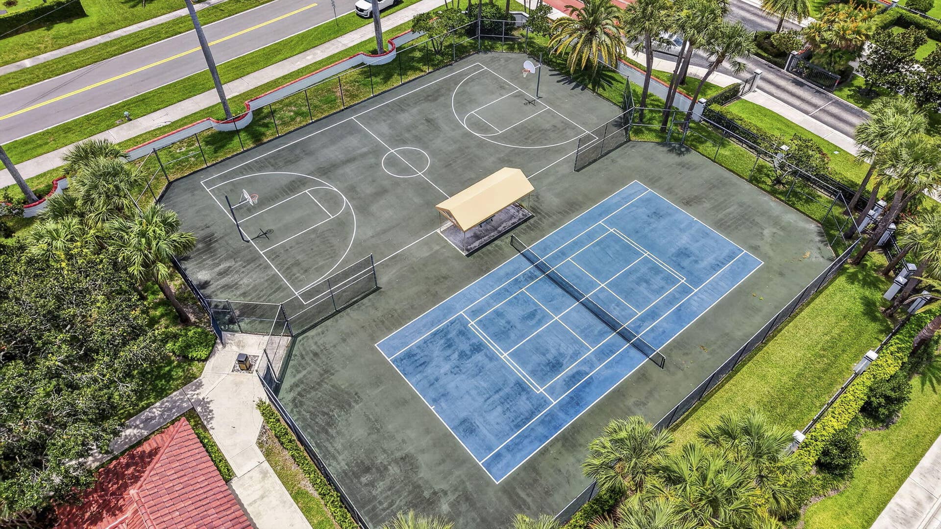 2624 Mohawk Circle, West Palm Beach, FL 33409 Tennis and Pickleball Courts