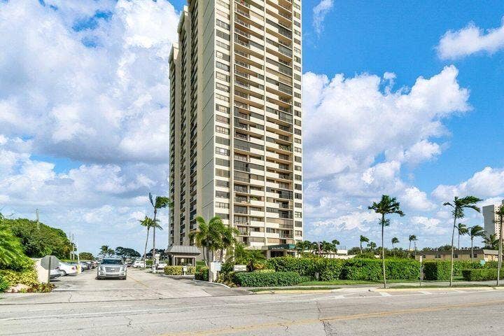 5600 N FLAGLER Drive, #PH108, West Palm Beach, FL 33407 B2