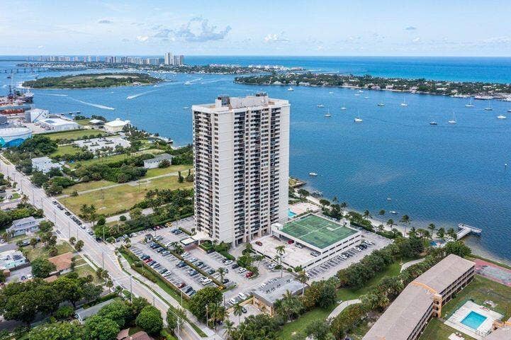 5600 N FLAGLER Drive, #PH108, West Palm Beach, FL 33407 B3