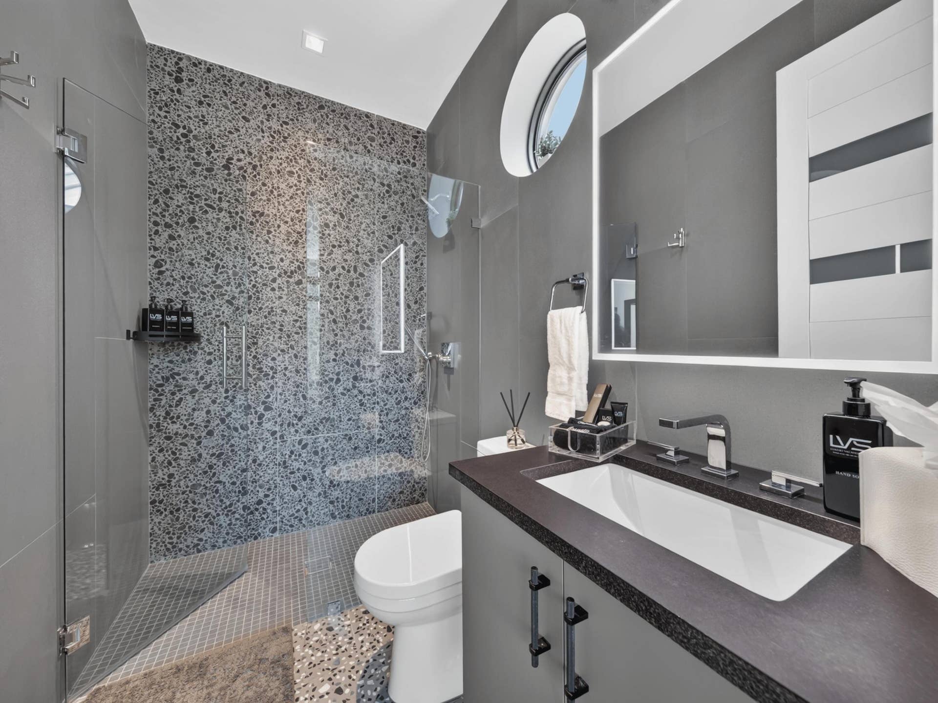 1736 SE 14TH Street, Fort Lauderdale, Fort Lauderdale, FL 33316 En Suite Bathroom to South Facing Queen Bedroom