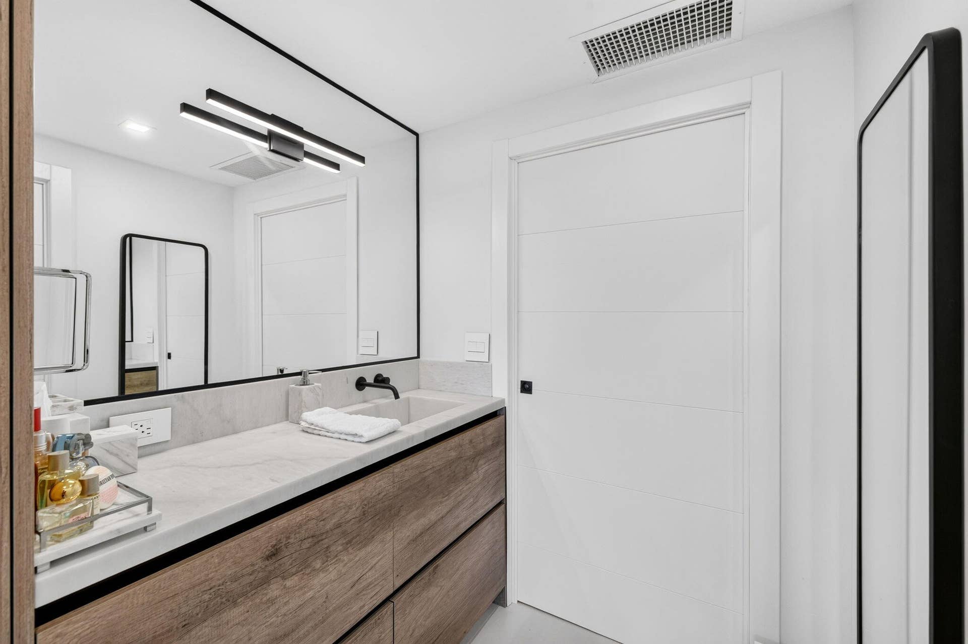 1800 S Ocean Drive, #806, Hallandale Beach, FL 33009 Barbuzzi 34 -web-or-mls-699A4965