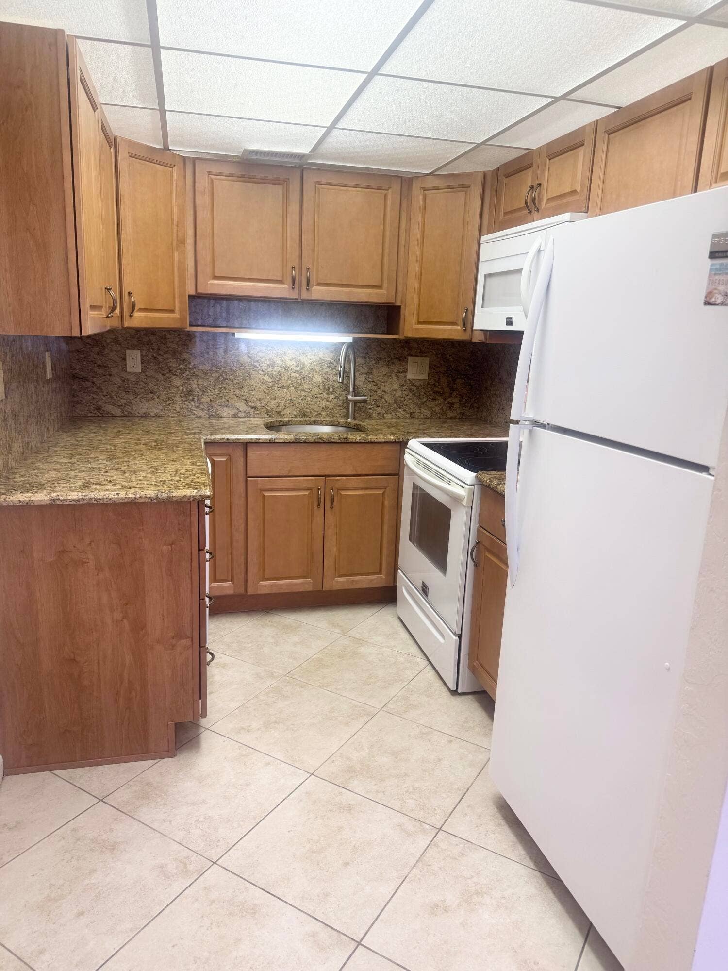 2381 SUNSET Avenue, #117, Lake Worth Beach, FL 33461 KITCHEN