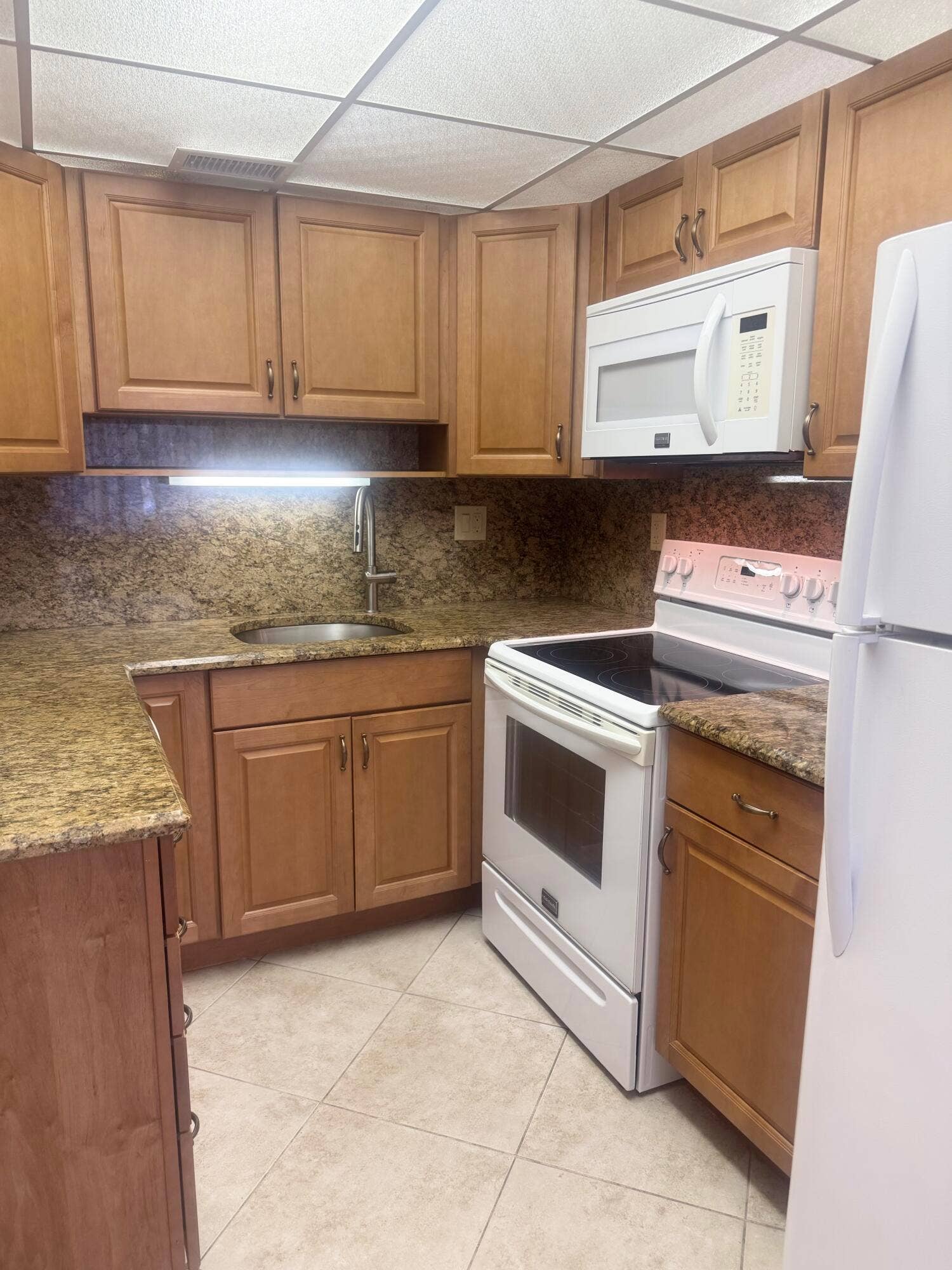 2381 SUNSET Avenue, #117, Lake Worth Beach, FL 33461 KITCHEN