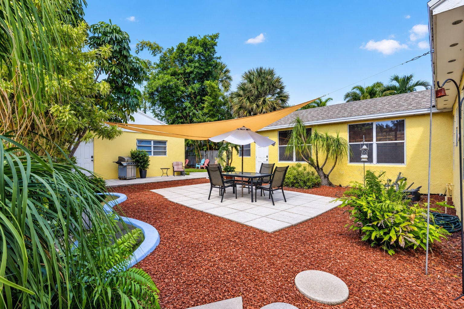 209 S Palmway, Lake Worth Beach, FL 33460 Courtyard