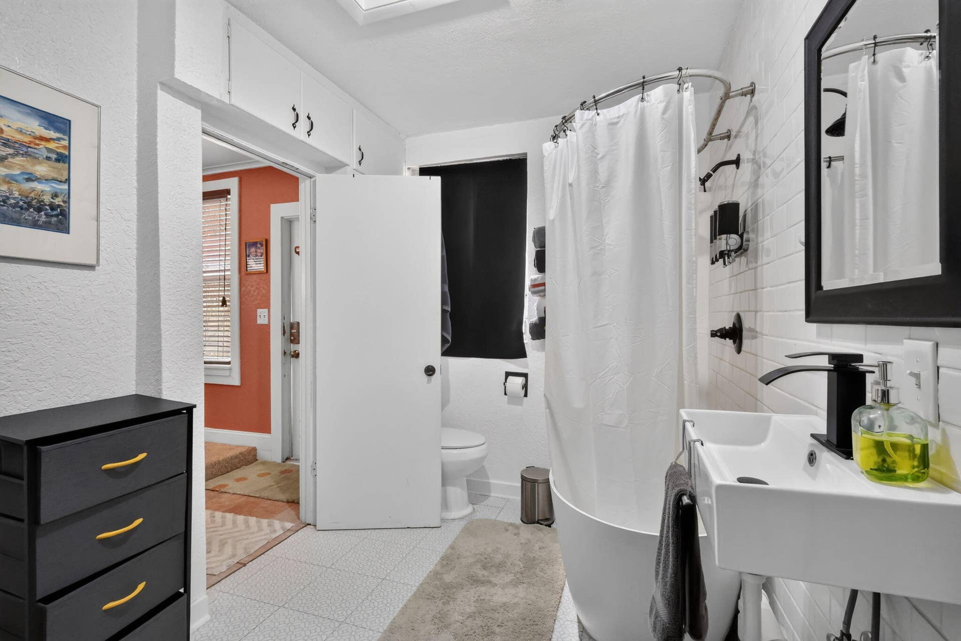 209 S Palmway, Lake Worth Beach, FL 33460 Primary Bath