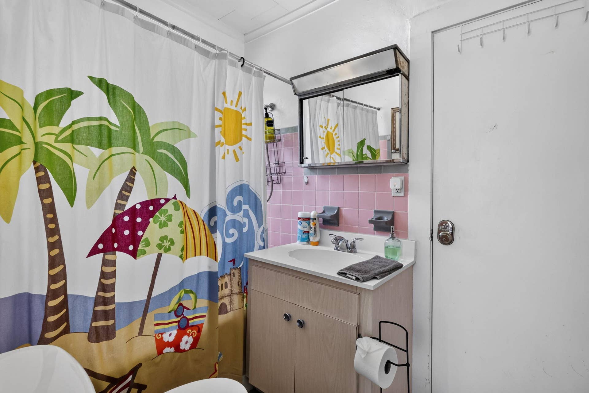 209 S Palmway, Lake Worth Beach, FL 33460 Second Bath