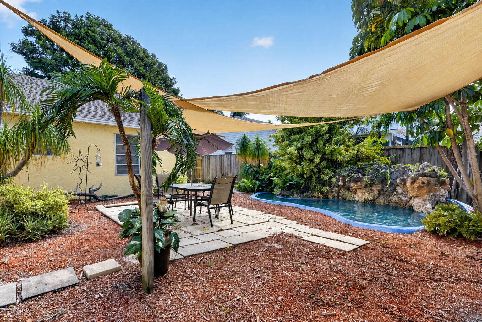 209 S Palmway, Lake Worth Beach, FL 33460 Courtyard