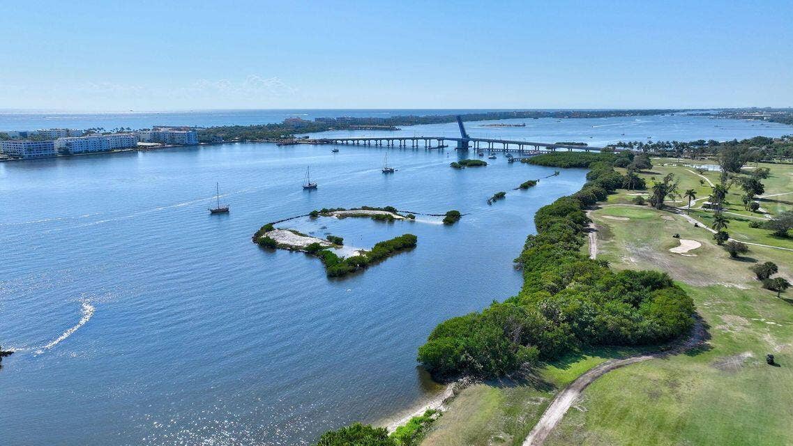 209 S Palmway, Lake Worth Beach, FL 33460 Lake Worth Intracoastal Walk