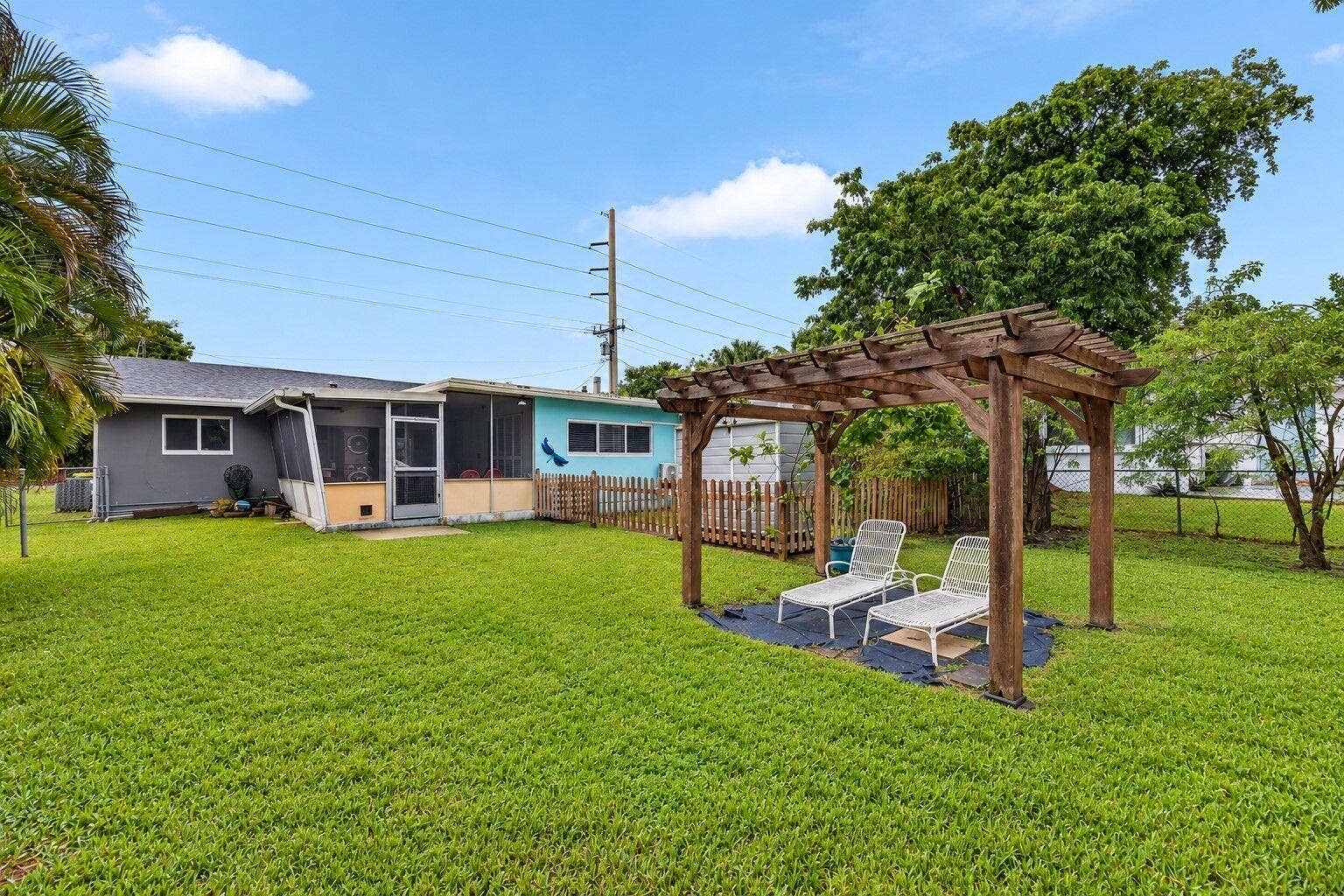 115 SE 2ND Street, #1, Dania Beach, FL 33004 30-web-or-mls-Backyard 1