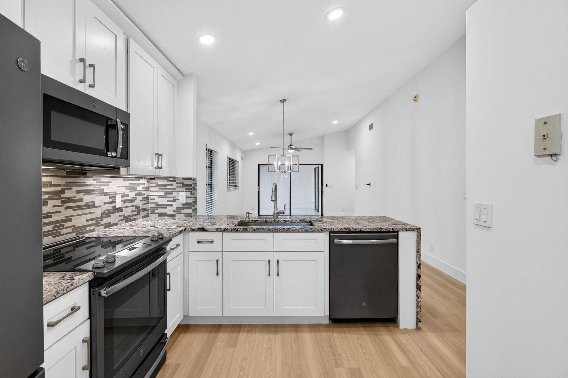 6235 Kings Gate Circle, Delray Beach, FL 33484 03_Open_kitchen_connection