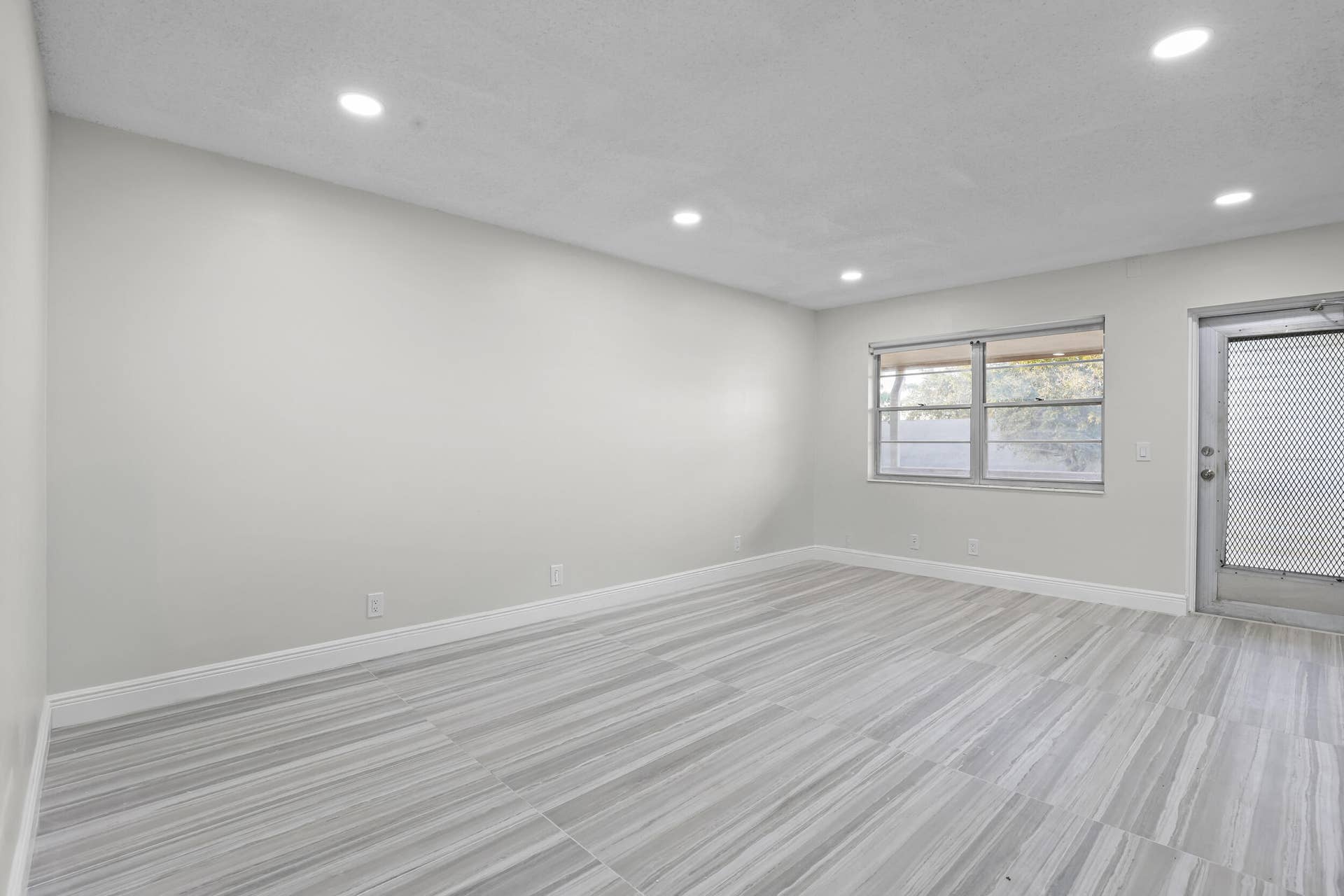 148 HASTINGS I, West Palm Beach, FL 33417 living room