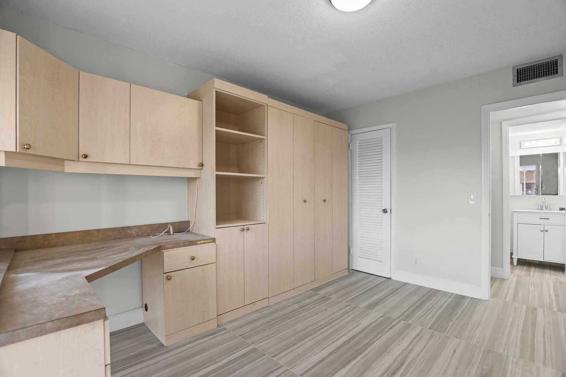 148 HASTINGS I, West Palm Beach, FL 33417 murphy bed