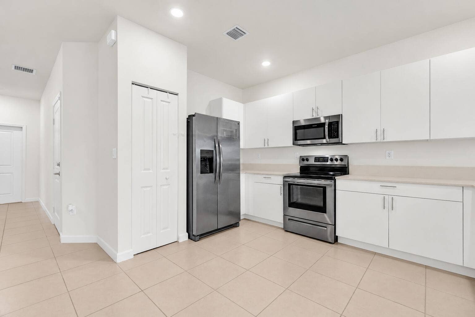 16229 SW 288TH Terrace, Homestead, FL 33033 Vacant Modern Open-Plan Kitchen Interior