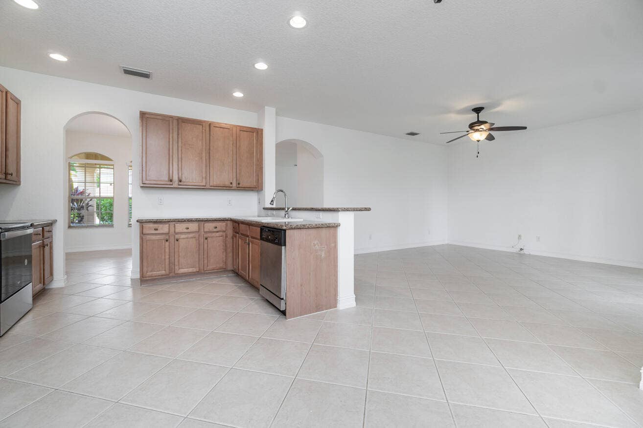 Kitchen to Family Rm