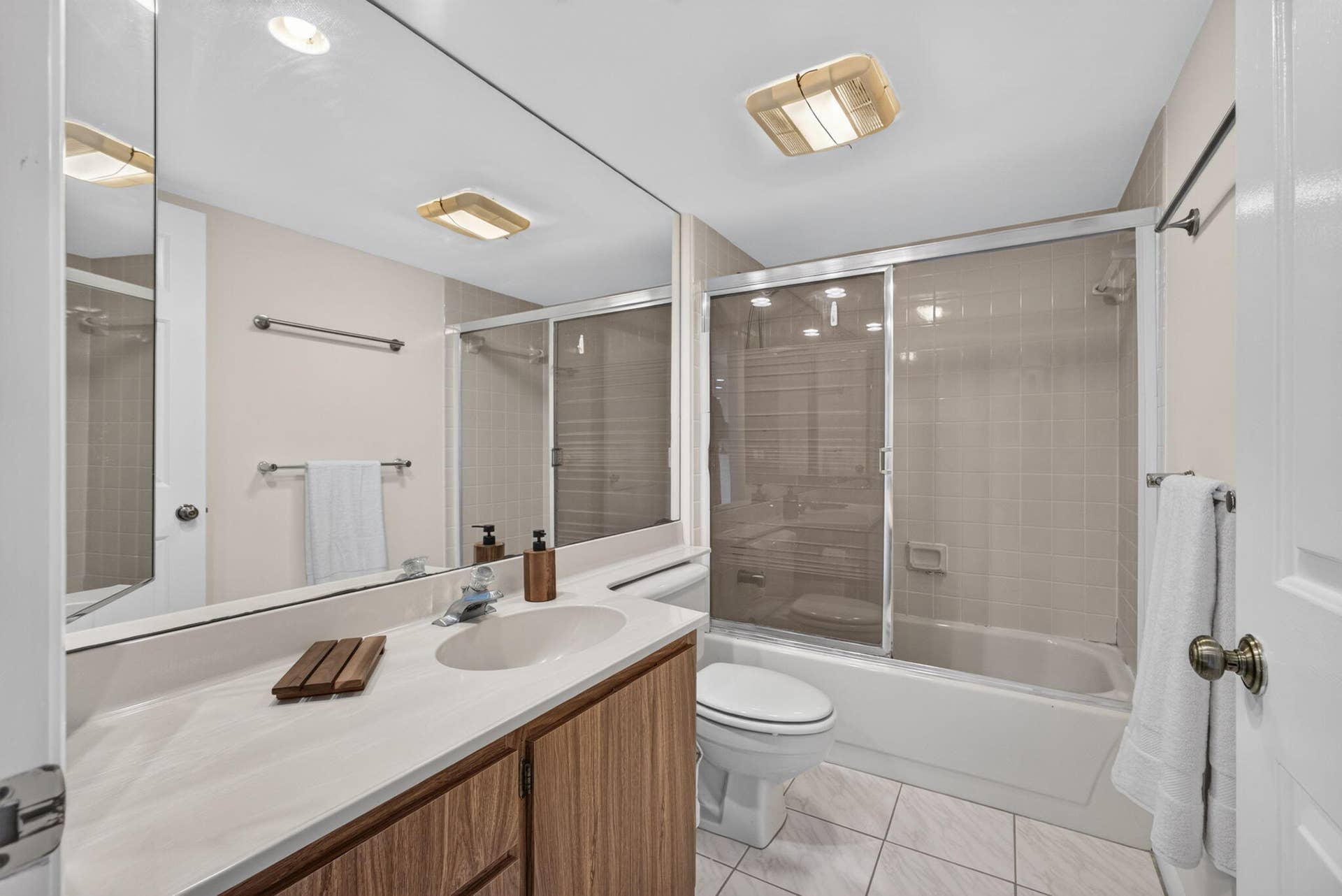 3626 WHITEHALL Drive, #306, West Palm Beach, FL 33401 30-web-or-mls-5D1A5395