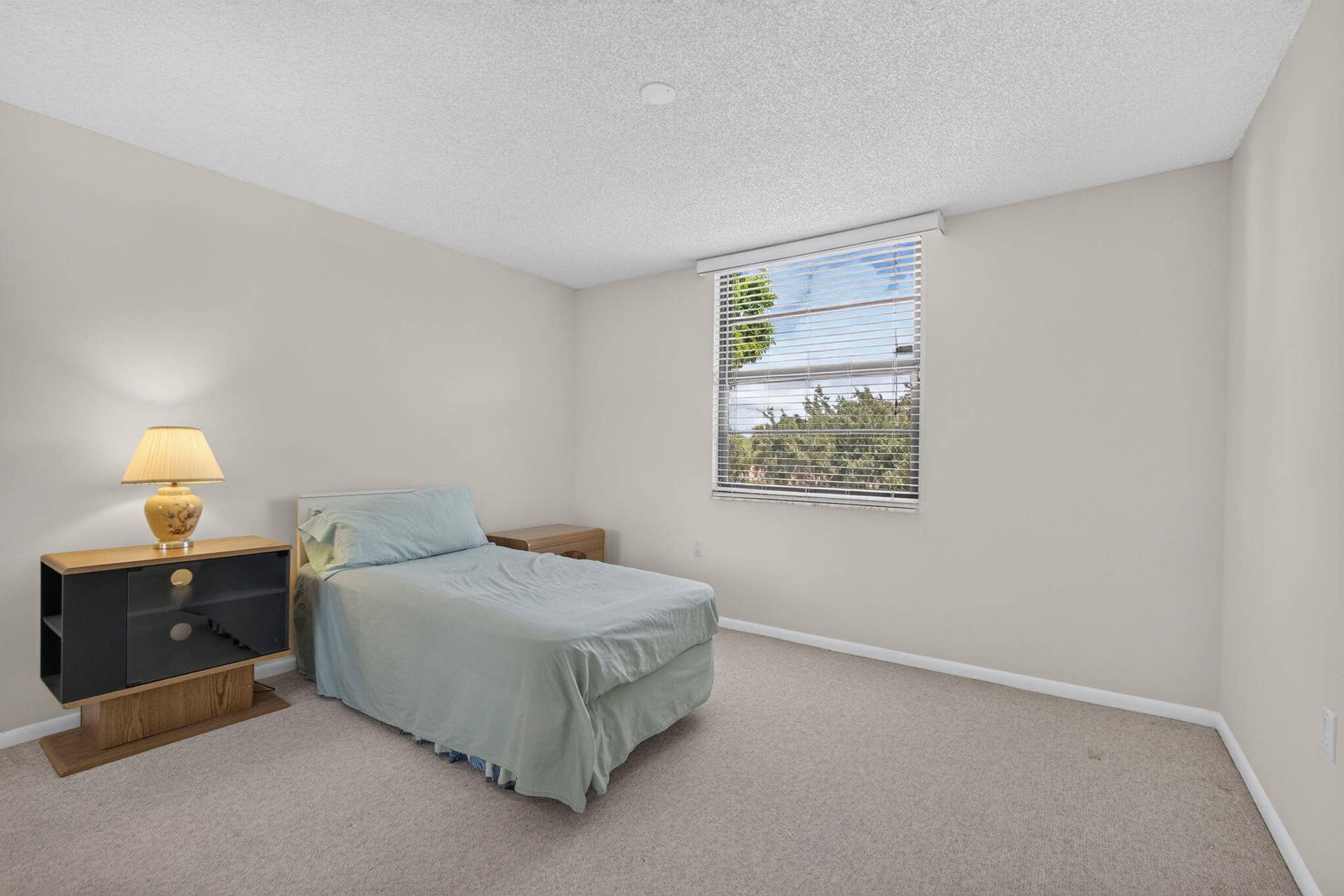 3626 WHITEHALL Drive, #306, West Palm Beach, FL 33401 32-web-or-mls-5D1A5405