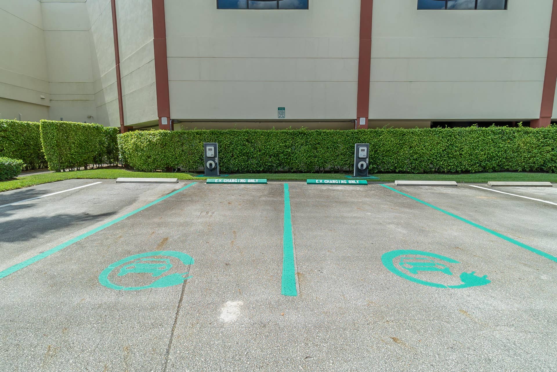 9411 N HOLLYBROOK LAKE Drive, #108, Pembroke Pines, FL 33025 35. Electric Car Station (1)