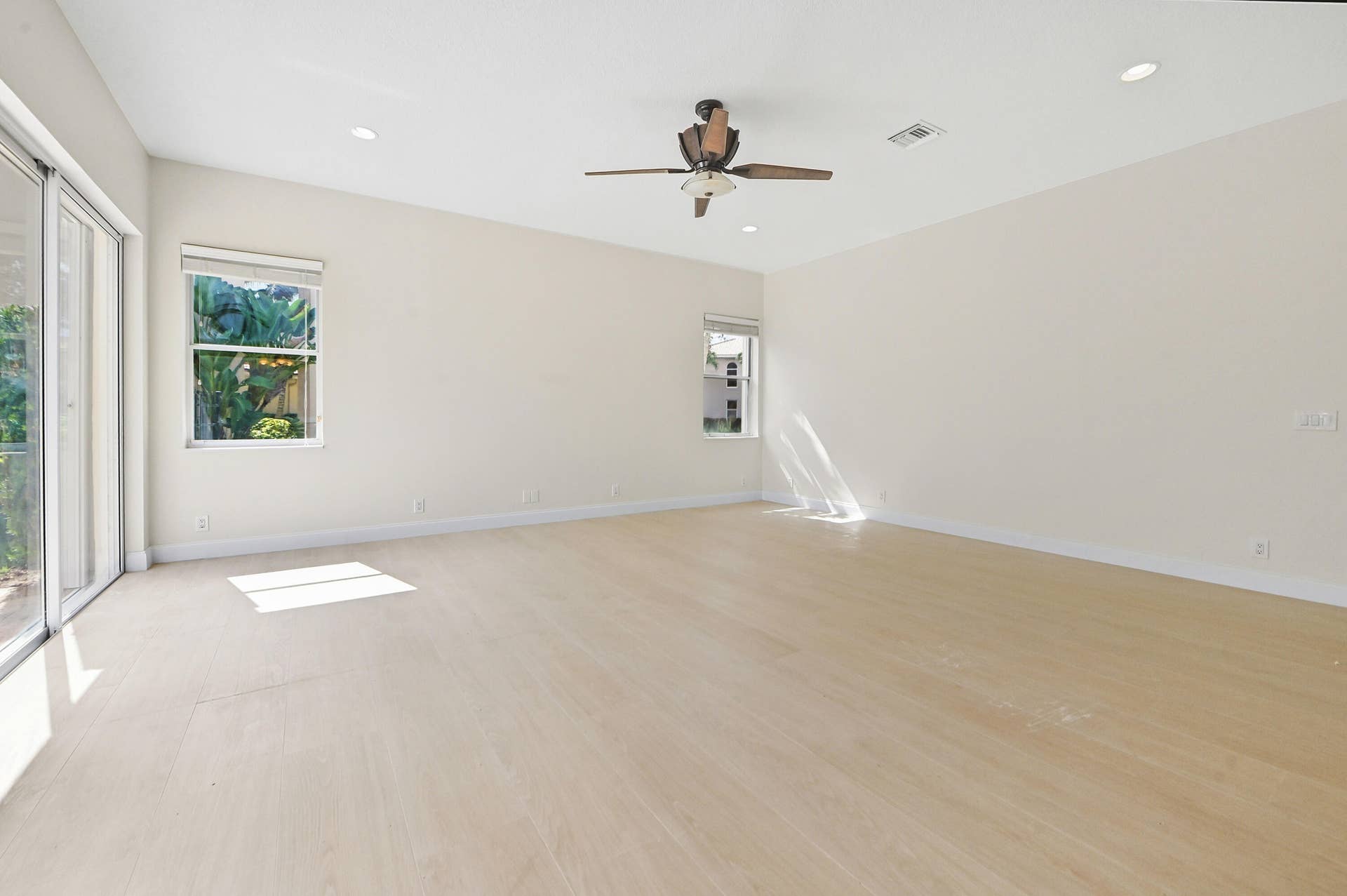 15 Family room 01