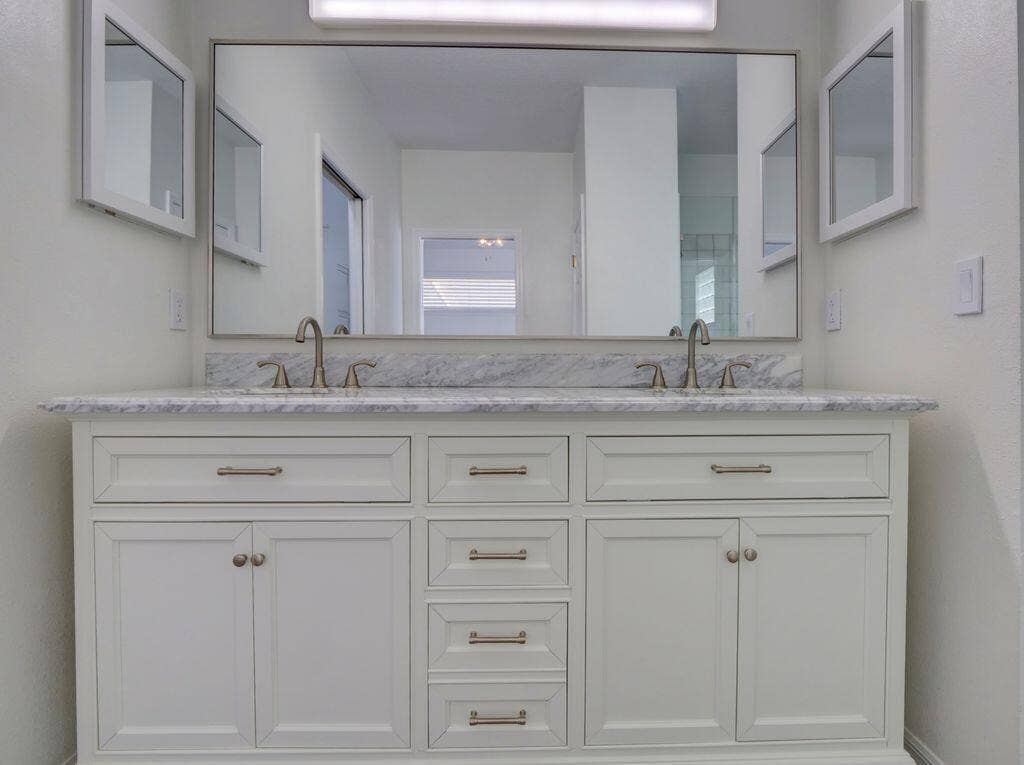 9013 HEATHLAND Court, Mount Dora, FL 32757 9013 Heathland Master bathroom