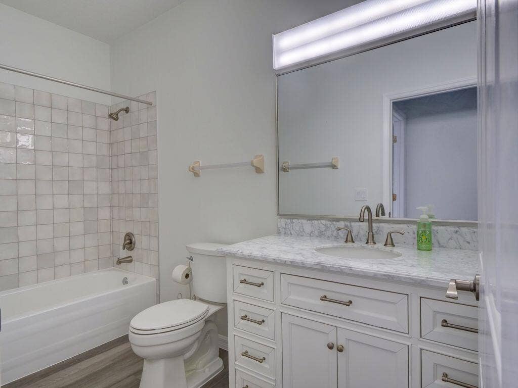 9013 HEATHLAND Court, Mount Dora, FL 32757 Guest Bathroom