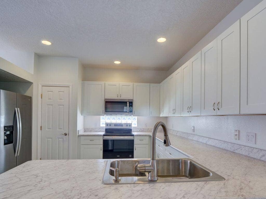 9013 HEATHLAND Court, Mount Dora, FL 32757 9013 Heathland kitchen 1
