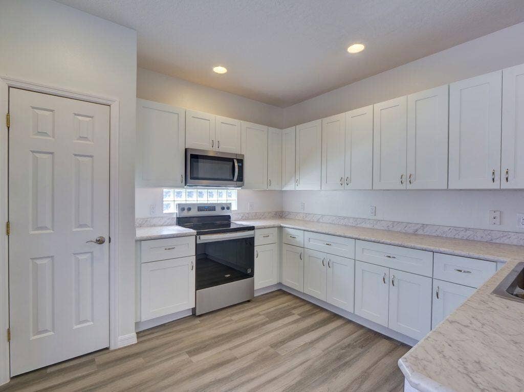 9013 HEATHLAND Court, Mount Dora, FL 32757 9013 Heathland upgraded kitchen